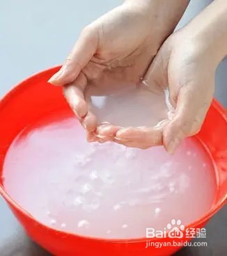 巧处理鸡蛋上的粪便