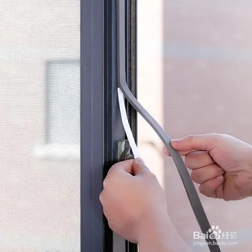 风大窗户晃动响怎么办