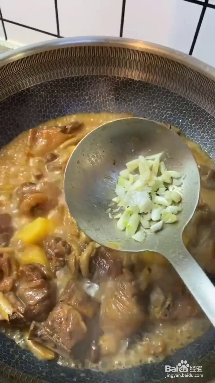 如何制作好吃的小鸡土豆炖蘑菇?