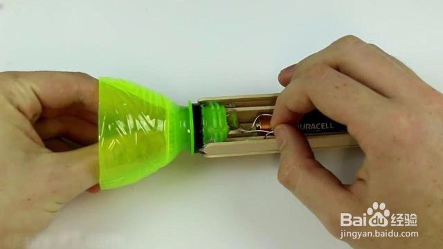 用塑料瓶做手电筒,最后的结果“亮”了。