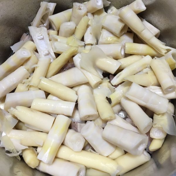 猪脚酸菜煲春笋