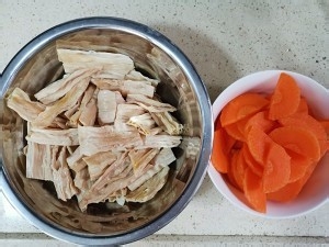 萝卜炒腐竹的做法