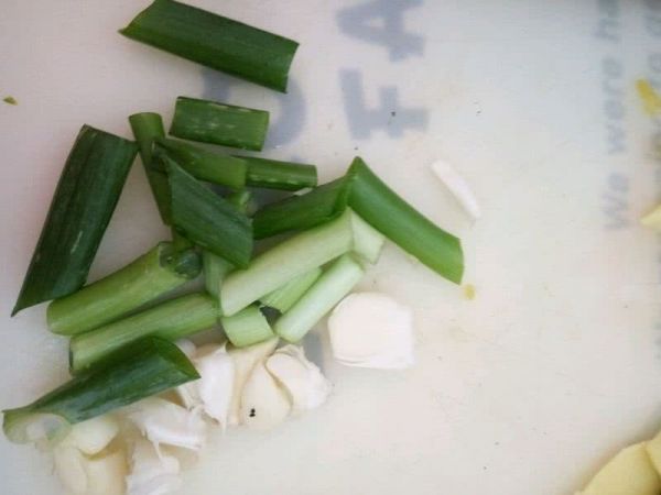 韭菜苔爆炒鱿鱼丝