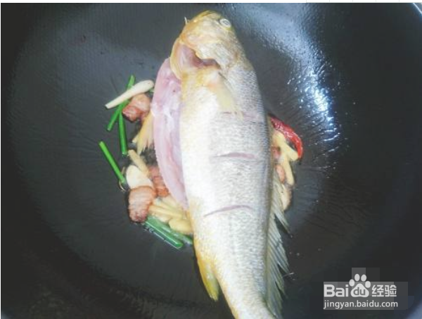 五花肉烧黄花鱼的做法