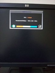 电脑开机,主机正常,显示器一直亮黄灯,屏幕黑屏。