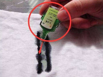 衣服上的纯蓝色水笔水怎么洗掉