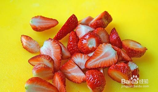 菠萝草莓酸奶奶昔