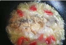 蕃茄白菜鲫鱼汤