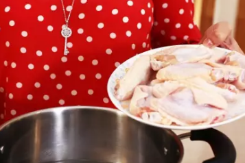 炸鸡翅这么做真是太好吃了！