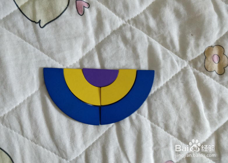 用形状积木怎么拼一只站着拍翅的小鸟？