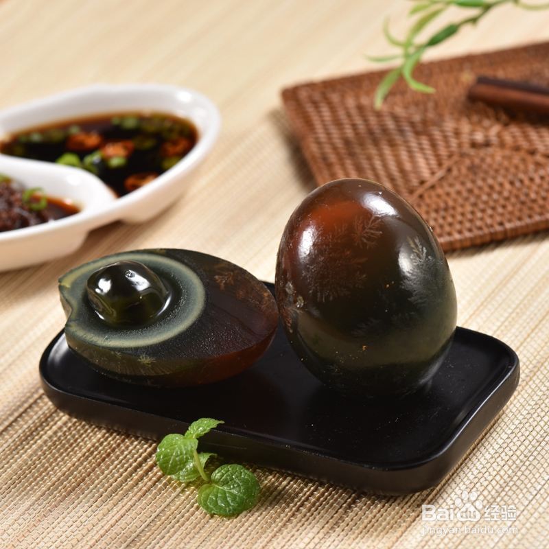 为什么皮蛋的蛋黄多呈青黑色