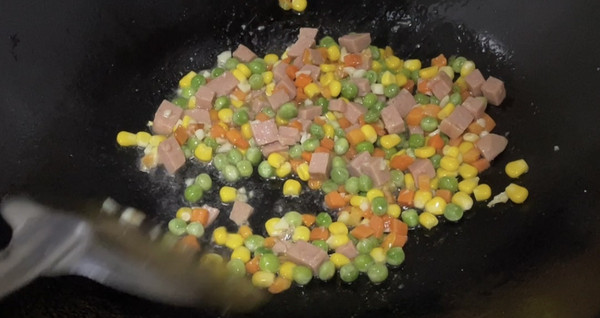 午餐肉炒时蔬粒