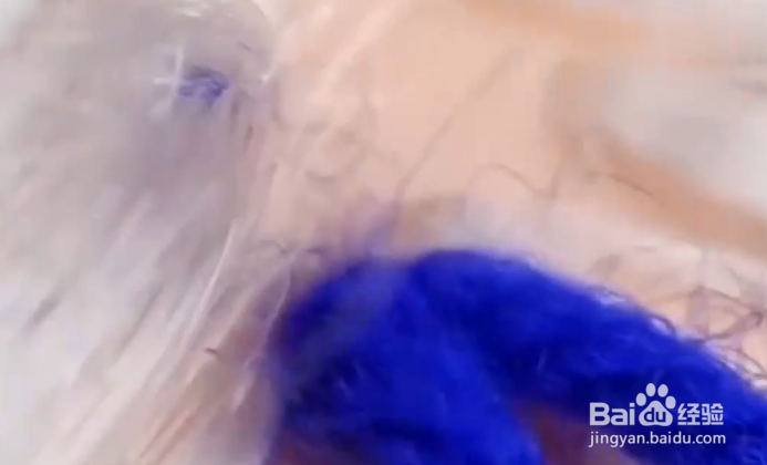 如何给芭比娃娃换发型