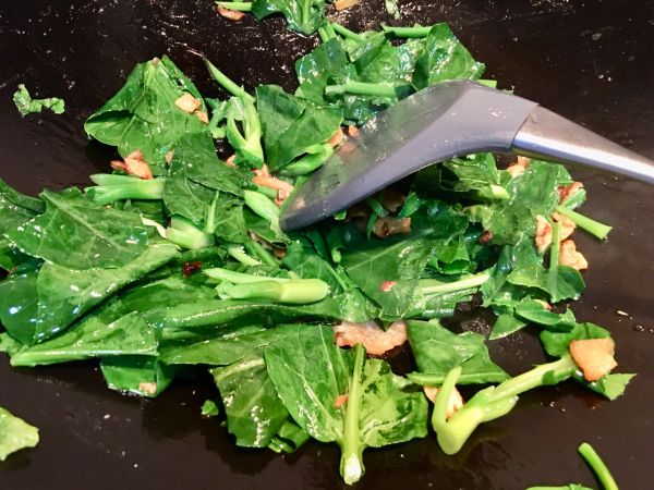 蒜头猪油炝炒甘蓝菜