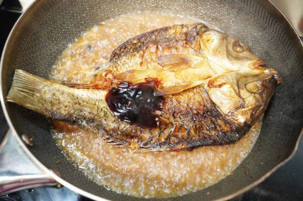 豉油焖烧鲫鱼干