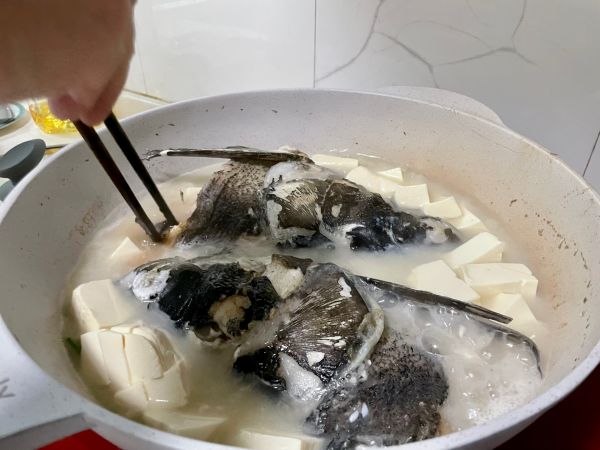 红烧鱼头豆腐汤