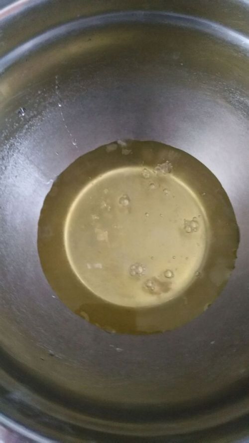 无油无水的盆里打入蛋清,加几滴柠檬汁或白醋去腥,放入冰箱冷冻10