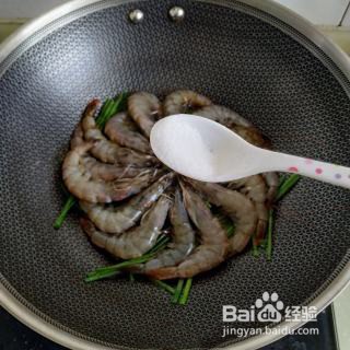如何在家就能简单制作一份油焖大虾呢?