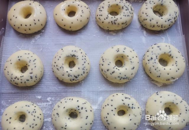 家庭自制油炸黑芝麻奶香面包