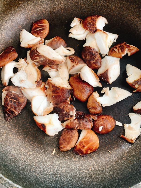 花菇滑鸡煲仔饭