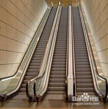 <b>安全乘扶手电梯避免电梯“吃人”</b>