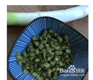 酸豇豆香肠炒饭的家常做法