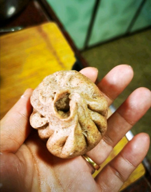 黑全麦白菜猪肉包