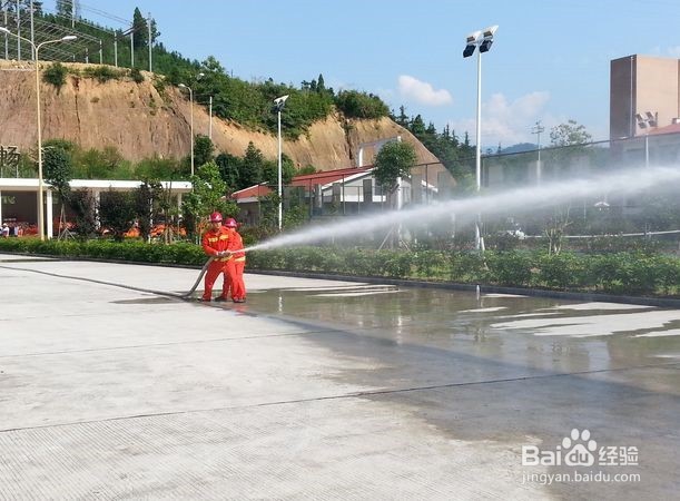 怎样使用消火栓？