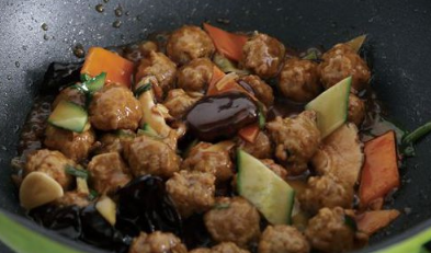 如何制作家常红烧丸子