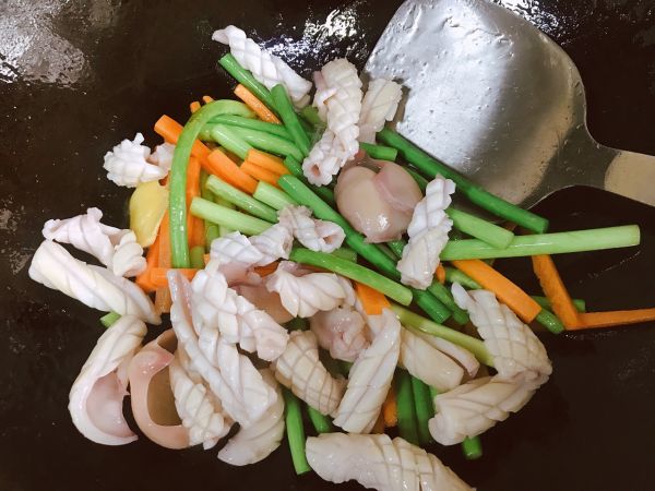 #营养小食光#家常菜【蒜苔炒鱿鱼】