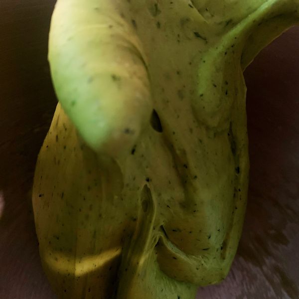 菠菜葡萄干玫瑰面包