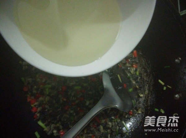 农家辣椒炒田螺肉