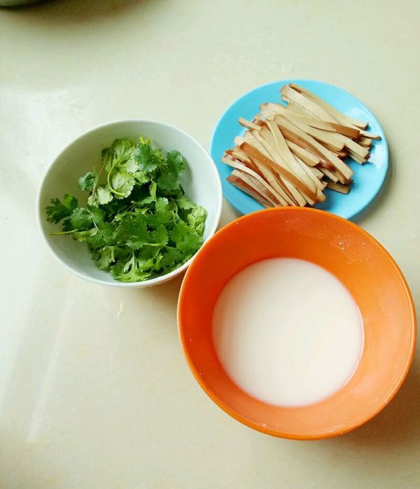 瘦肉鸡蛋干香菜羹