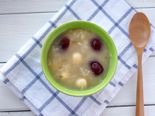 银耳莲子百合粥