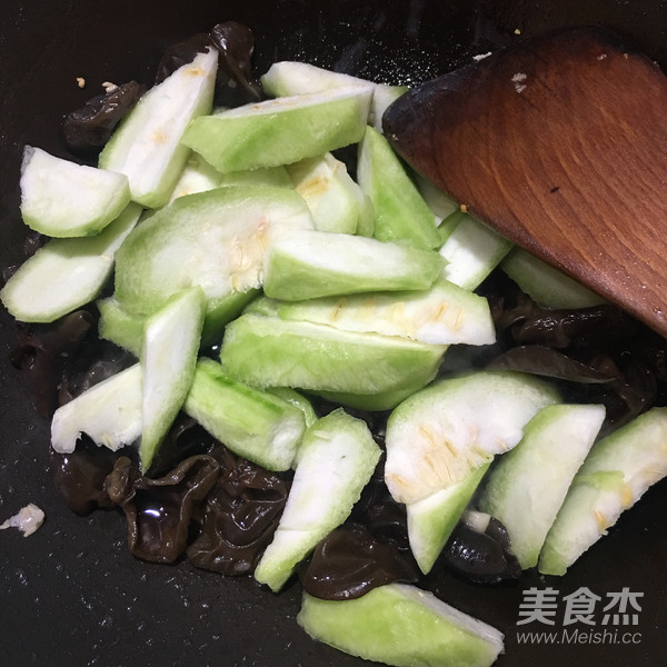 丝瓜炒木耳的做法