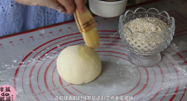 蛋黄肉松拉丝软欧包