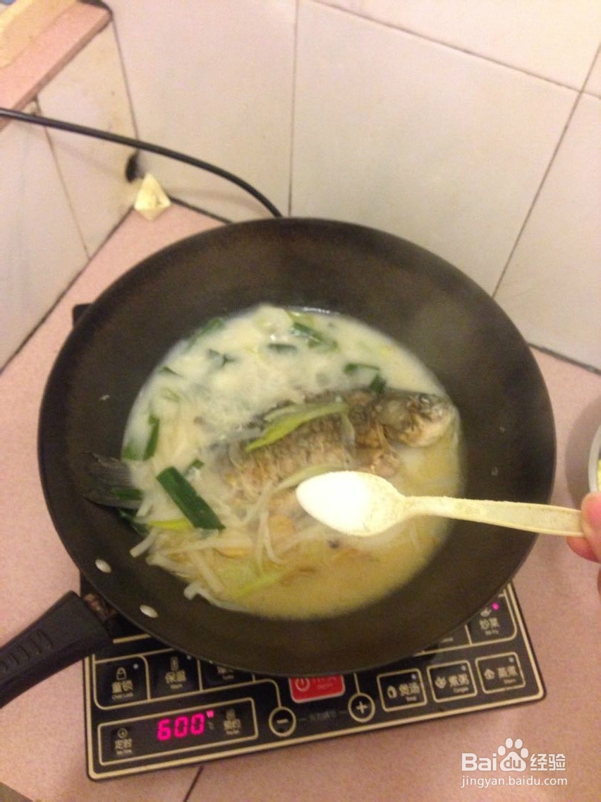 菜鸟都可以完成的鲜甜浓汤:萝卜丝鲫鱼汤