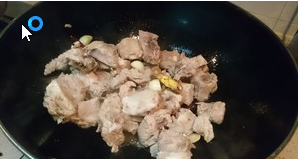 竹笋烧排骨的做法