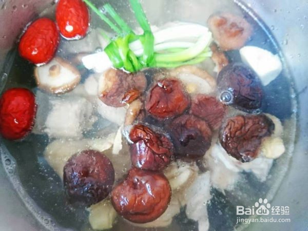 一碗暖心的香菇炖鸡面