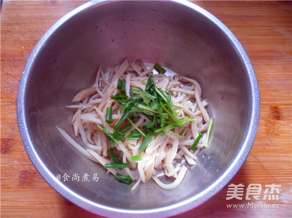炝拌鸡腿菇的做法