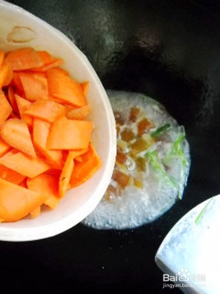 鲜美腊肉皮炖胡萝卜