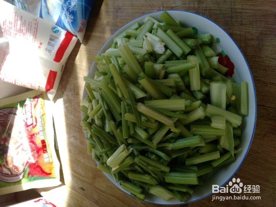 家常小菜：芹菜炒肉的做法