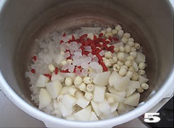 秋梨银耳莲子羹