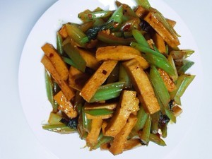 河南特色-千页豆腐炒芹菜怎么做?