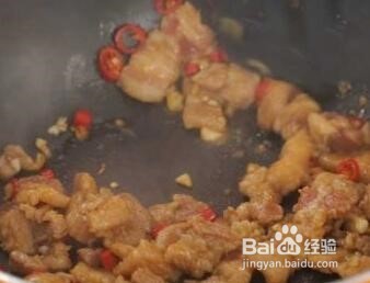 怎么做一道美味的酸辣白菜炒肉片