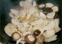 如何做鱼头猪骨菇菌锅