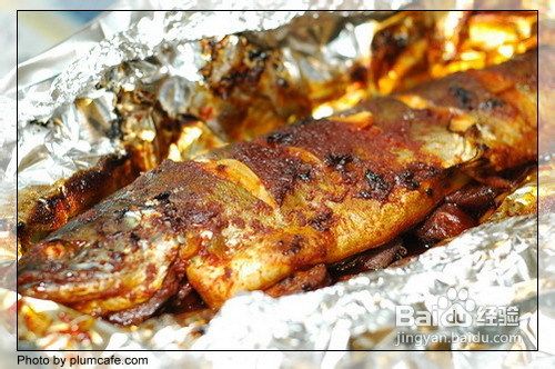 麻辣香肠烤鱼的做法