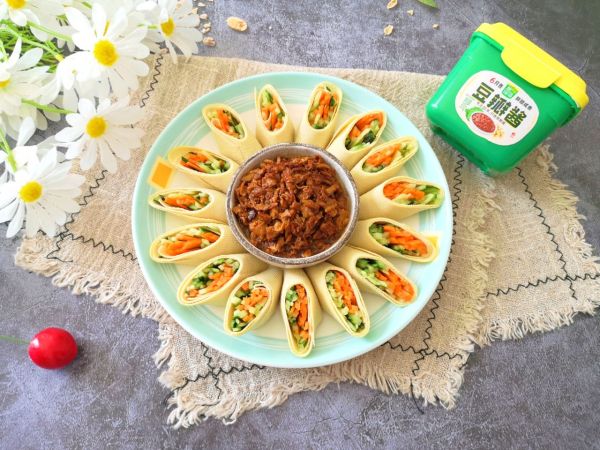 豆皮蔬菜卷蘸酱