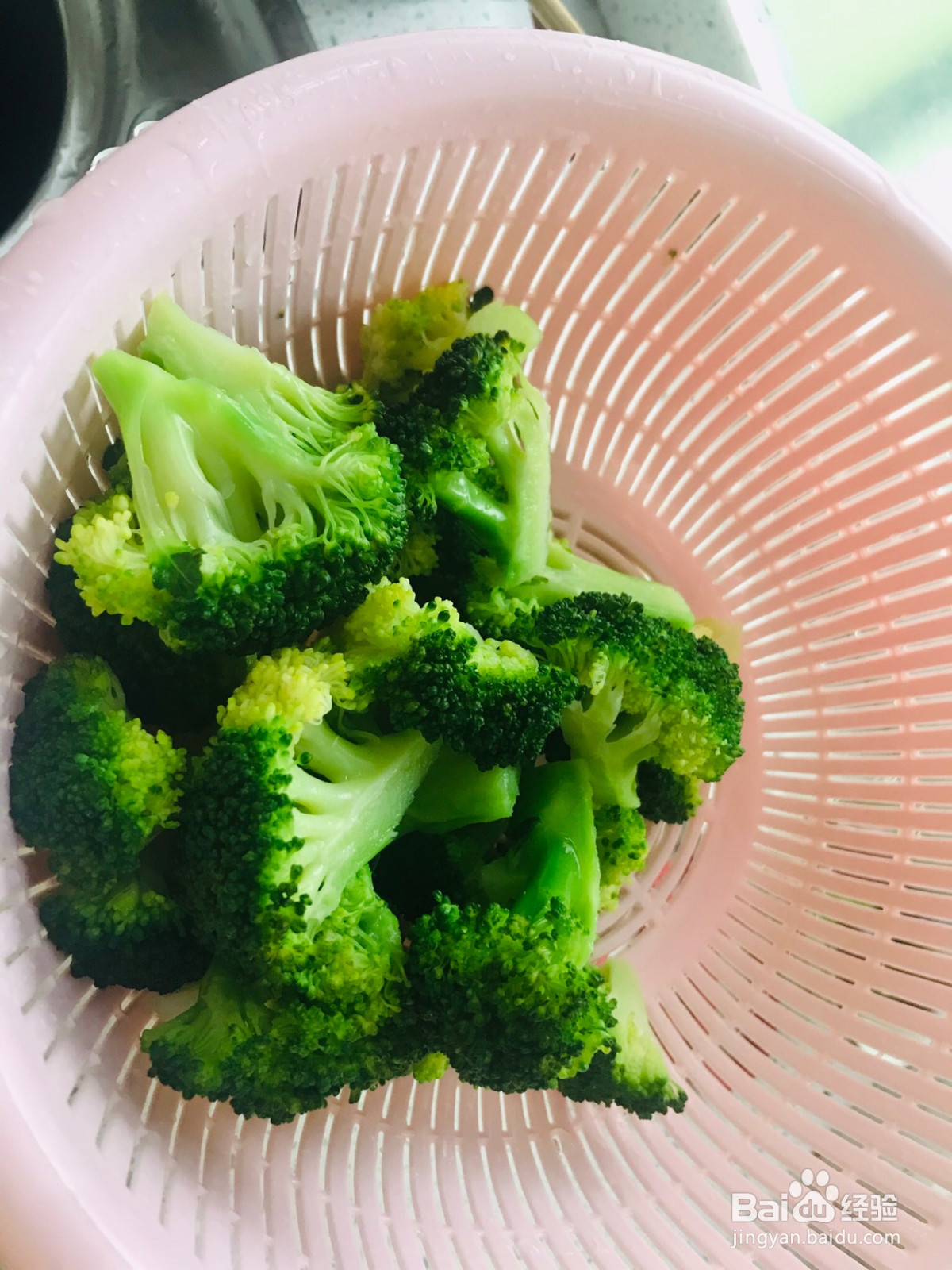 西兰花炒虾滑的做法