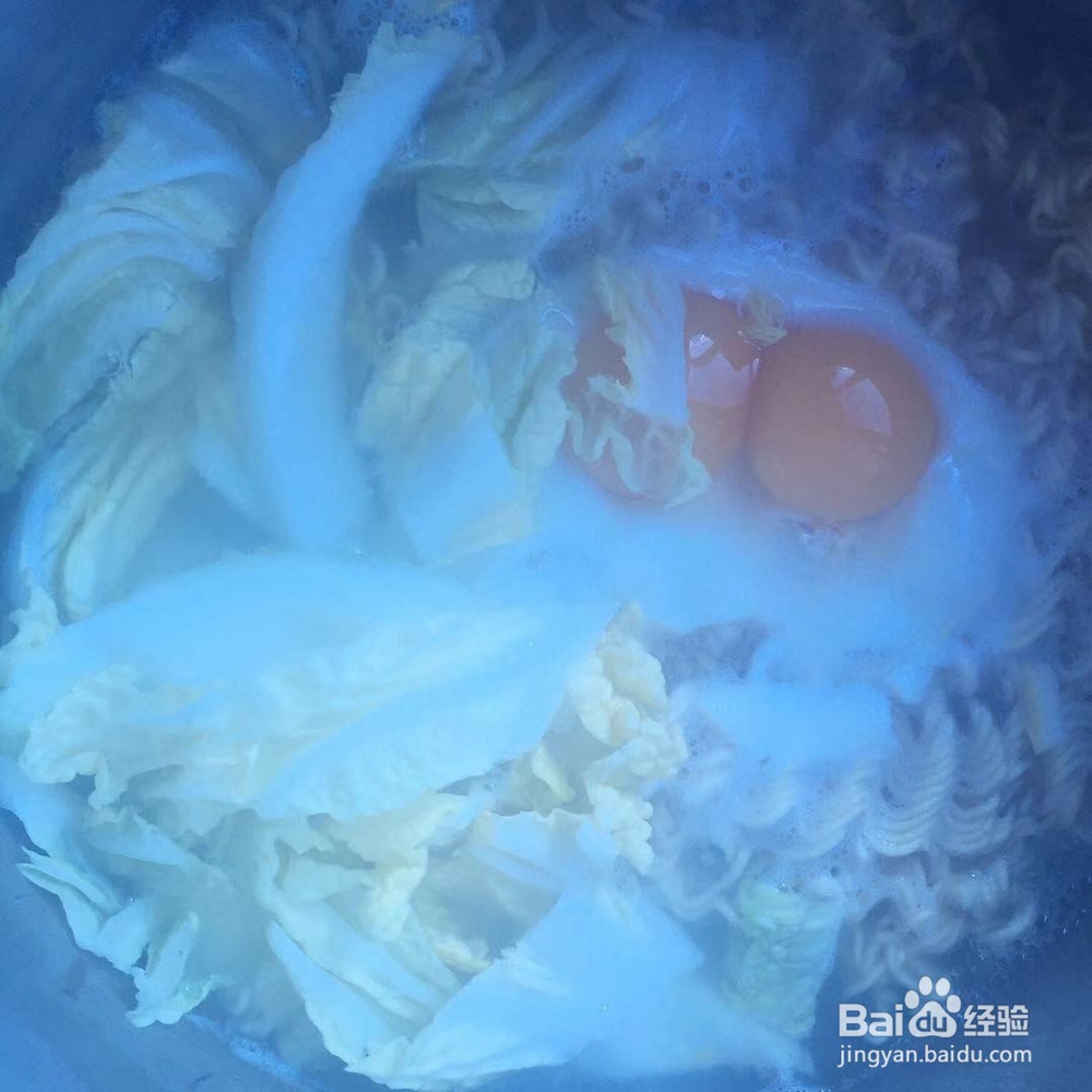 鸡蛋白菜煮泡面的做法